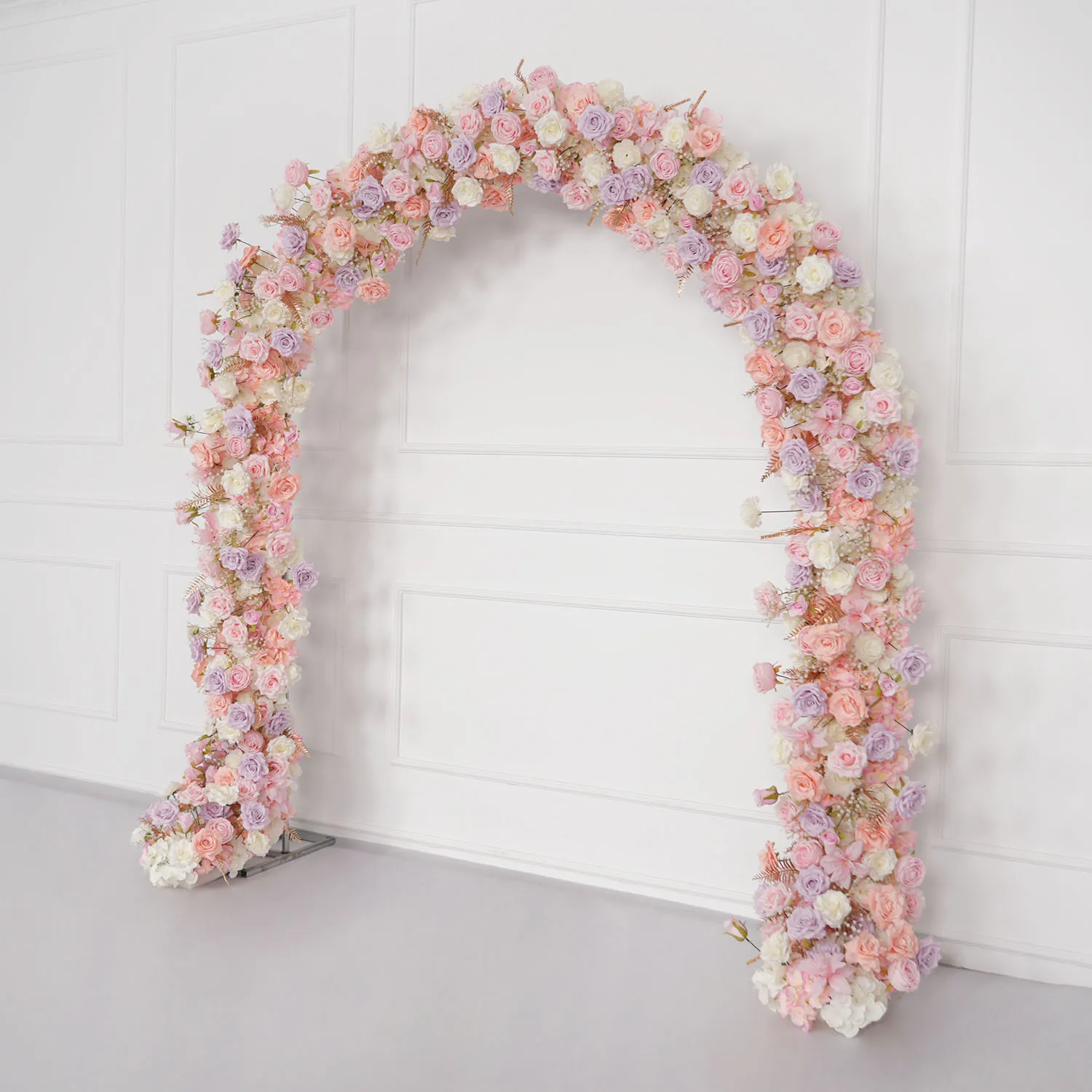 Фото Изысканный 3D-декор Uflower: розовые, белые, фиолетовые и золотистые листья и цветы для свадебной арки, фонов, украшения столов и мероприятий №4