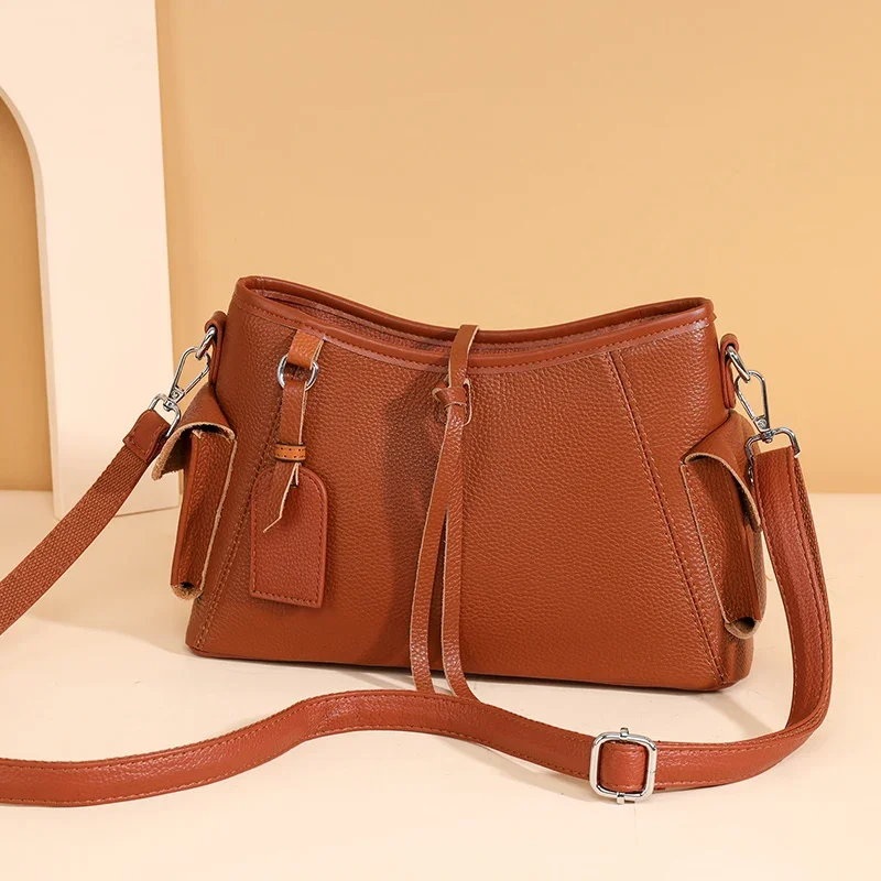 Женская сумка из коровьей кожи большая вместительная через плечо