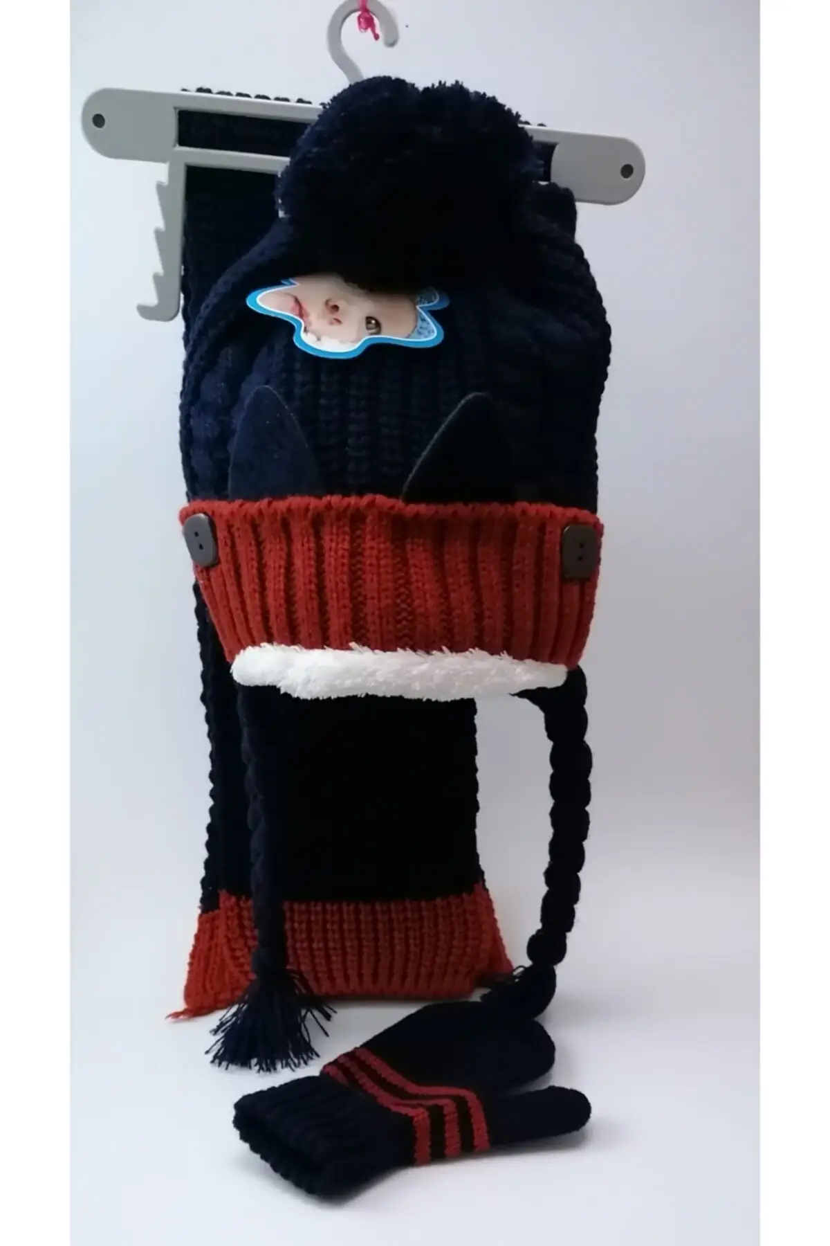 

Комплект из шарфа, шапки и перчаток