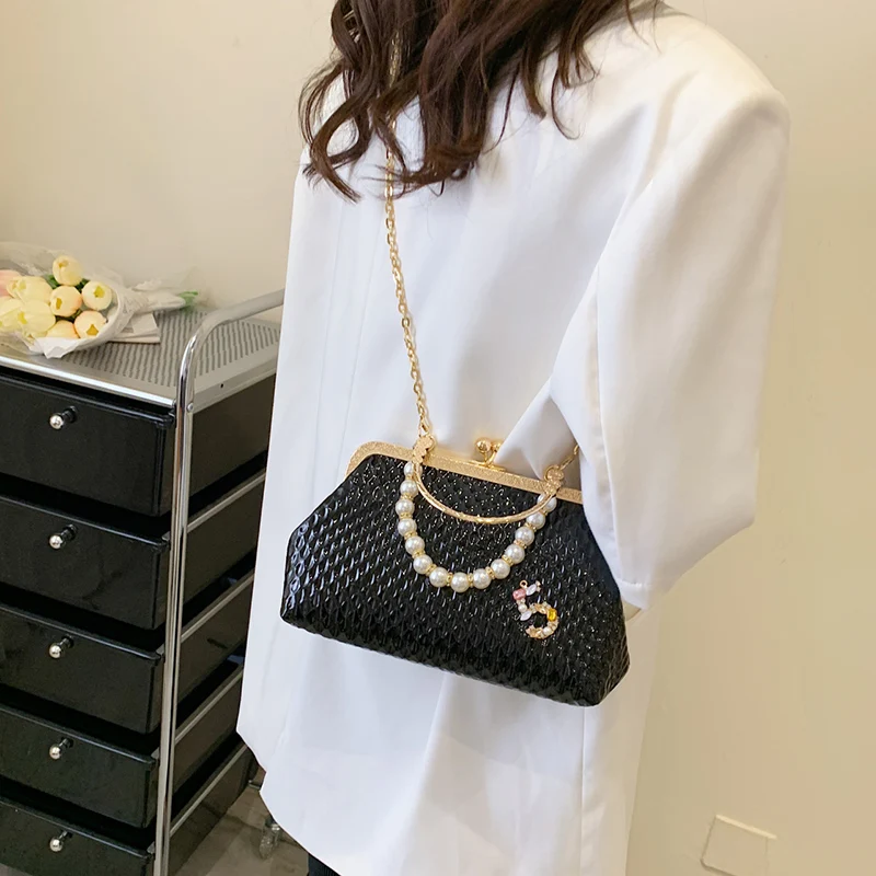2023 Luxury Women French Minority Shoulder Bags Gold Crossbody Bags Fashion Pearl Chain Shell Clip Small Handbag Eveing Clutch