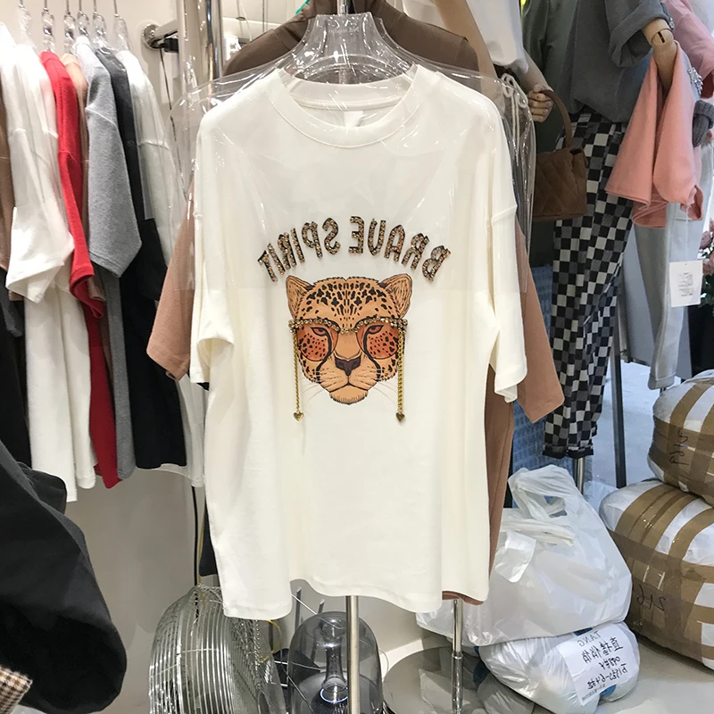 Женская футболка с леопардовым принтом свободная надписью и бриллиантами модный