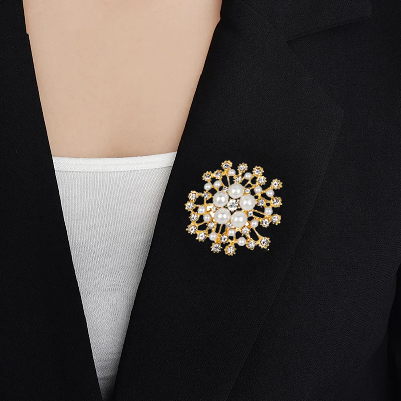 

Alloy White Gold Pearl Crystal Rhinestones Christmas Snowflake Brooch Pins For Women Girl Wedding Jewelry Gift 1 Pc