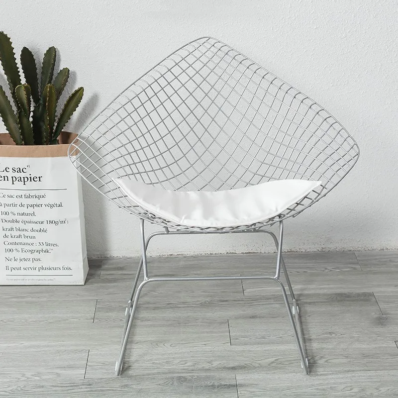 Стул из кованого железа с красной спинкой