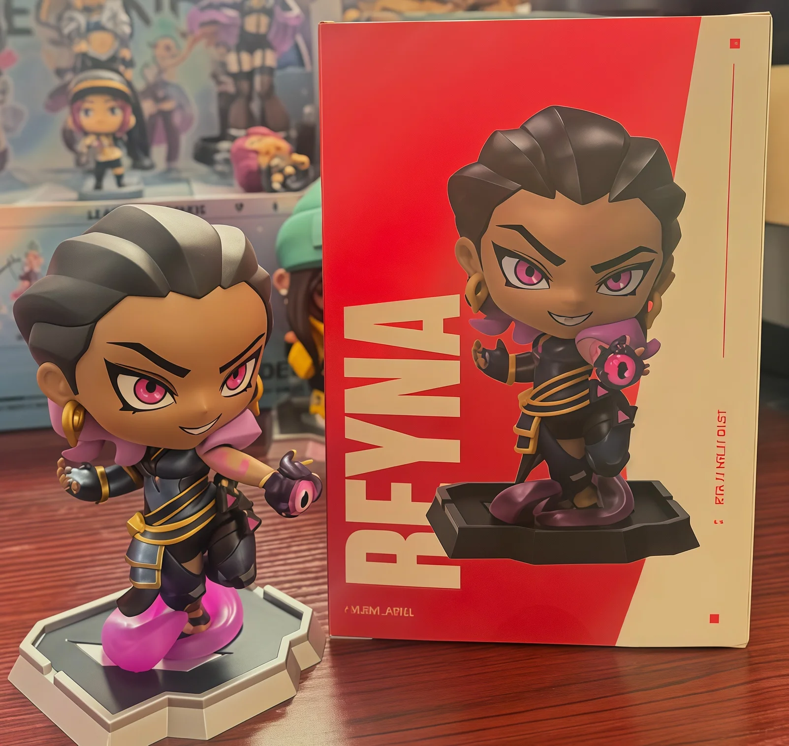 Фото Коллекционная фигурка Valorant Chibi Reyna, игровая атрибутика, ПВХ-фигурка, украшение для рабочего стола, для взрослых фанатов игр, для коллекции и демонстрации №1