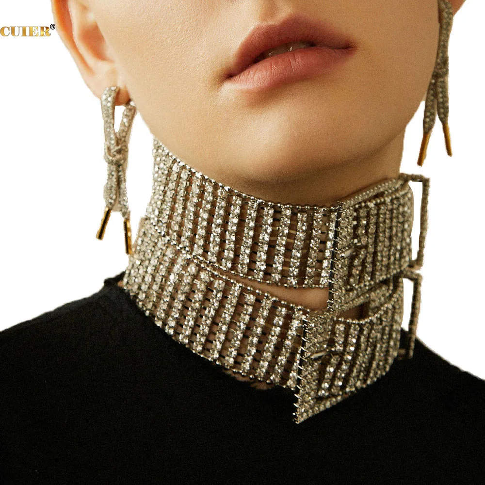 

Женское короткое ожерелье-чокер с пряжкой из кристаллов