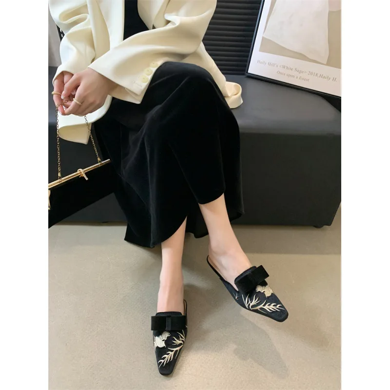 Женские туфли с вышивкой на низком каблуке-шпильке острым носком женские