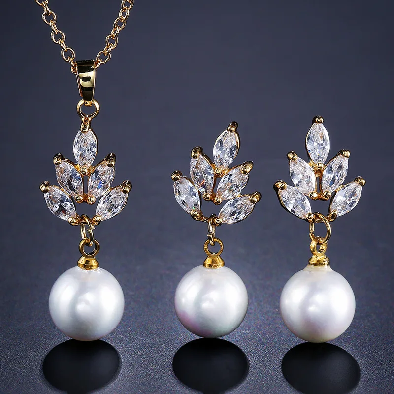 

2Pcs/Set Fashion Leaf Zirconia Pearl Pendant Bridal Wedding Bride Accessories Gold Color Necklace and Earrings Jewelry for Woman