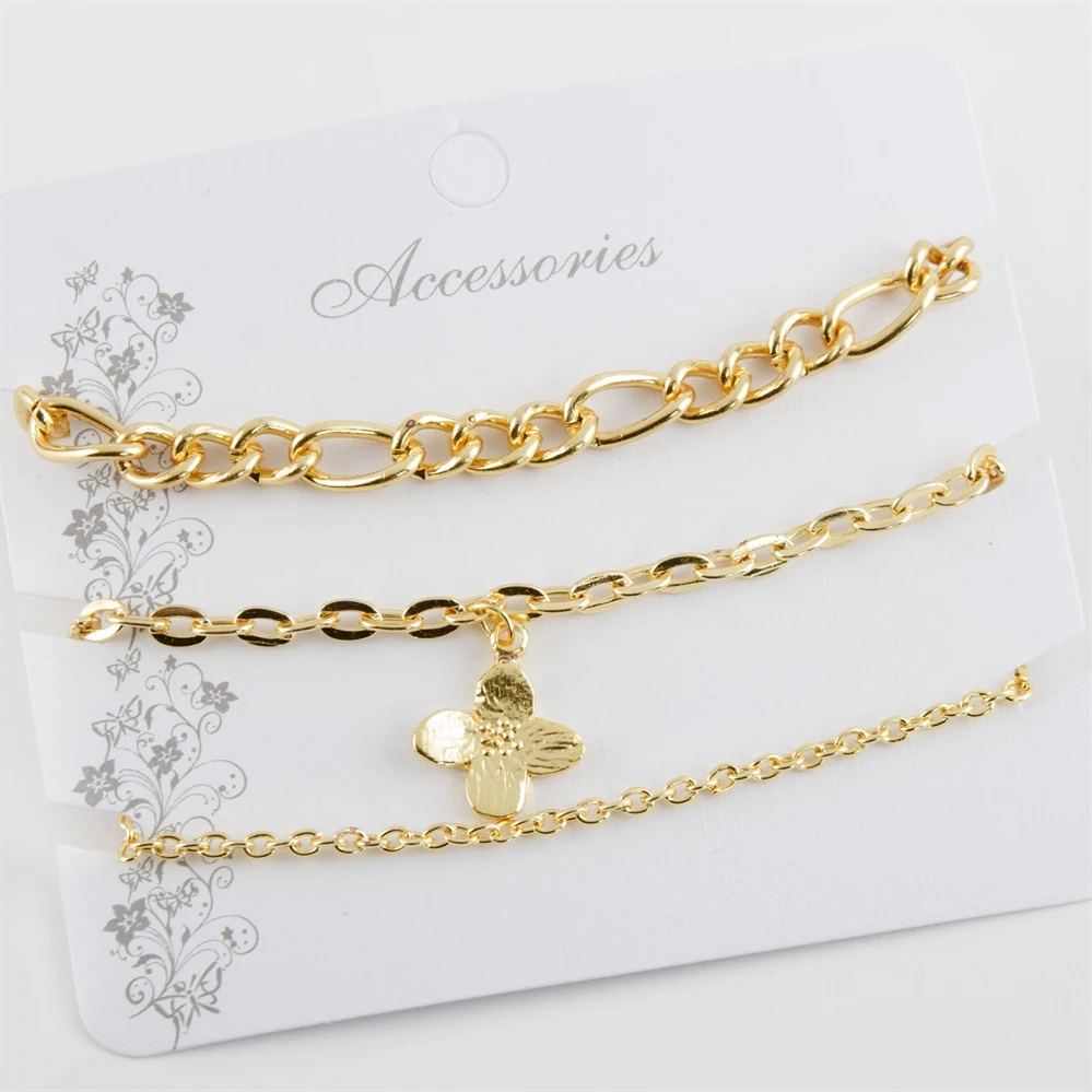 

Трендовый браслет с 3 цепочками и цветами