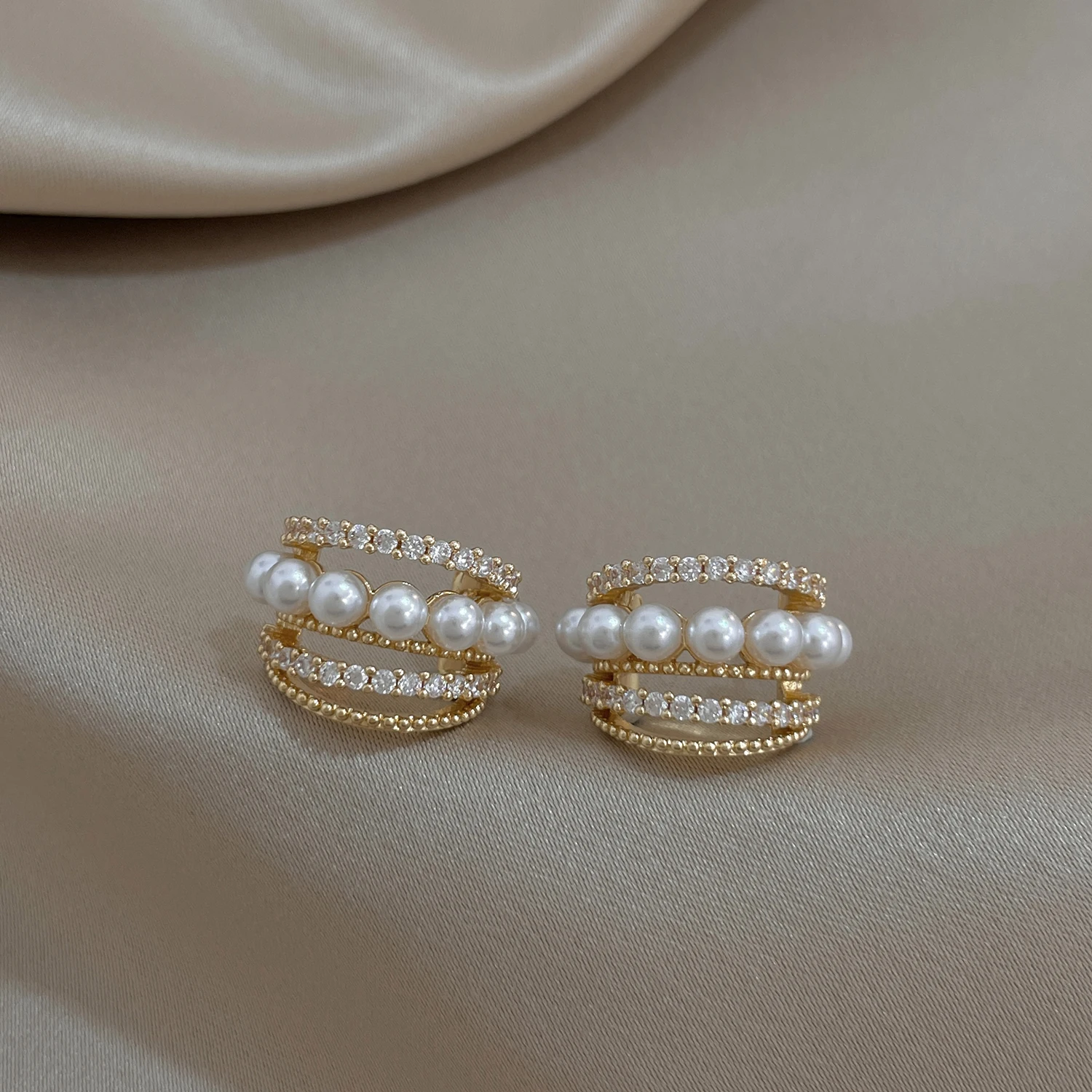 DODOHAO New Women Luxury Pearl Crystal C Shape Hoop Earring 2022 Korean Fashion Jewelry Temperament Accessories Delicate Earring images - 6