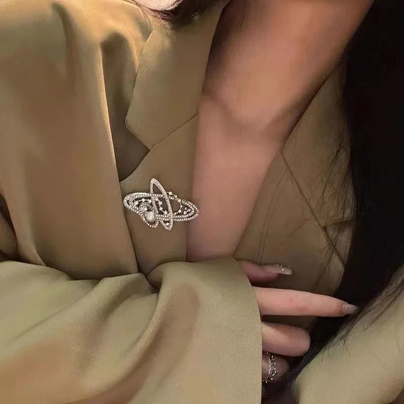 Женская металлическая брошь со звездами и кристаллами