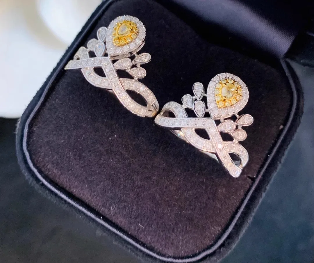 Кольцо женское из серебра 925 пробы с инкрустацией в виде короны 55 точек и желтыми