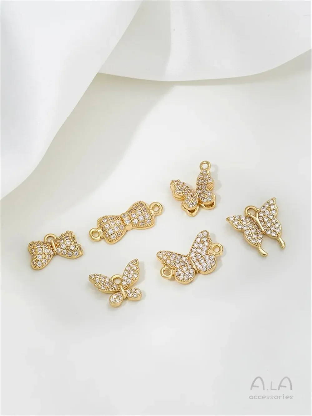 Кулон-бабочка из 14-каратного золота с микроинкрустацией цирконом