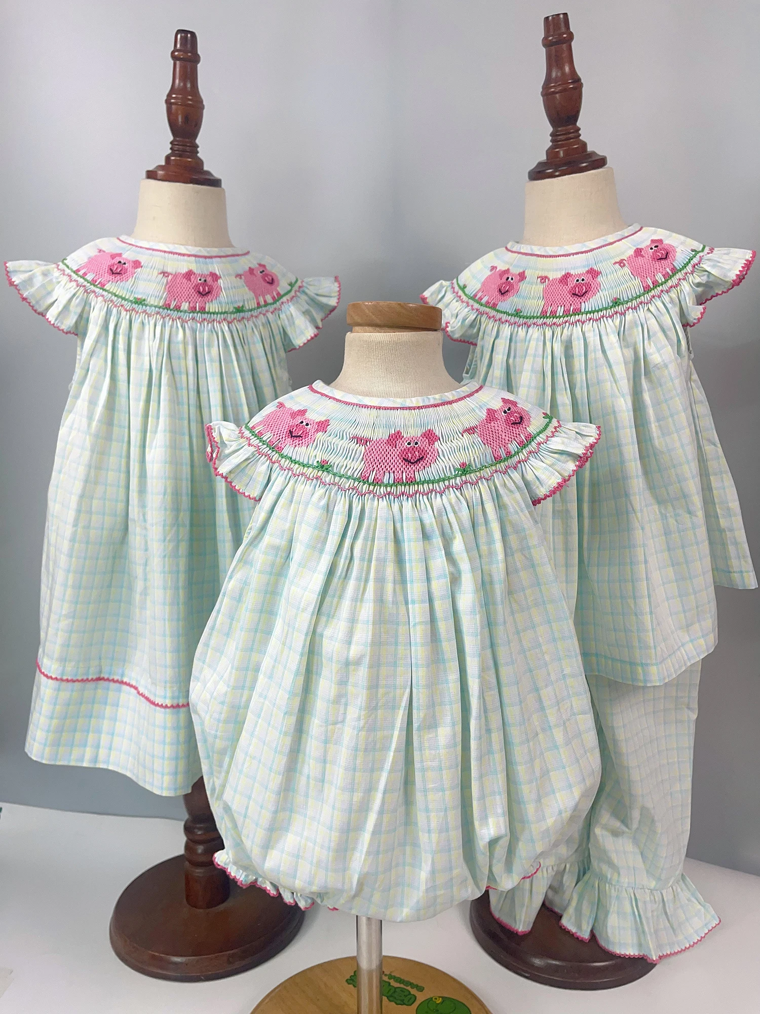 Летняя одежда для девочек ручной работы с вышивкой в виде Свинки милое детское