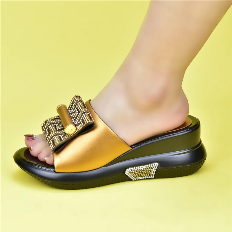 Туфли-лодочки женские из лакированной кожи на платформе и высоком каблуке |