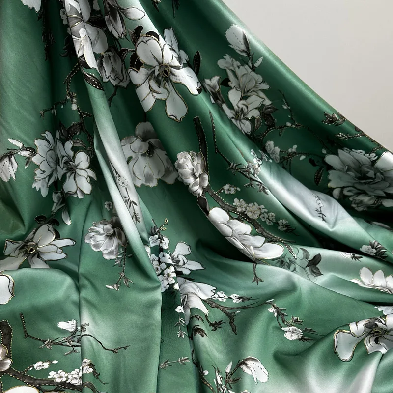 Зеленая шелковистая атласная ткань с цветочным принтом Цветочная отделка из