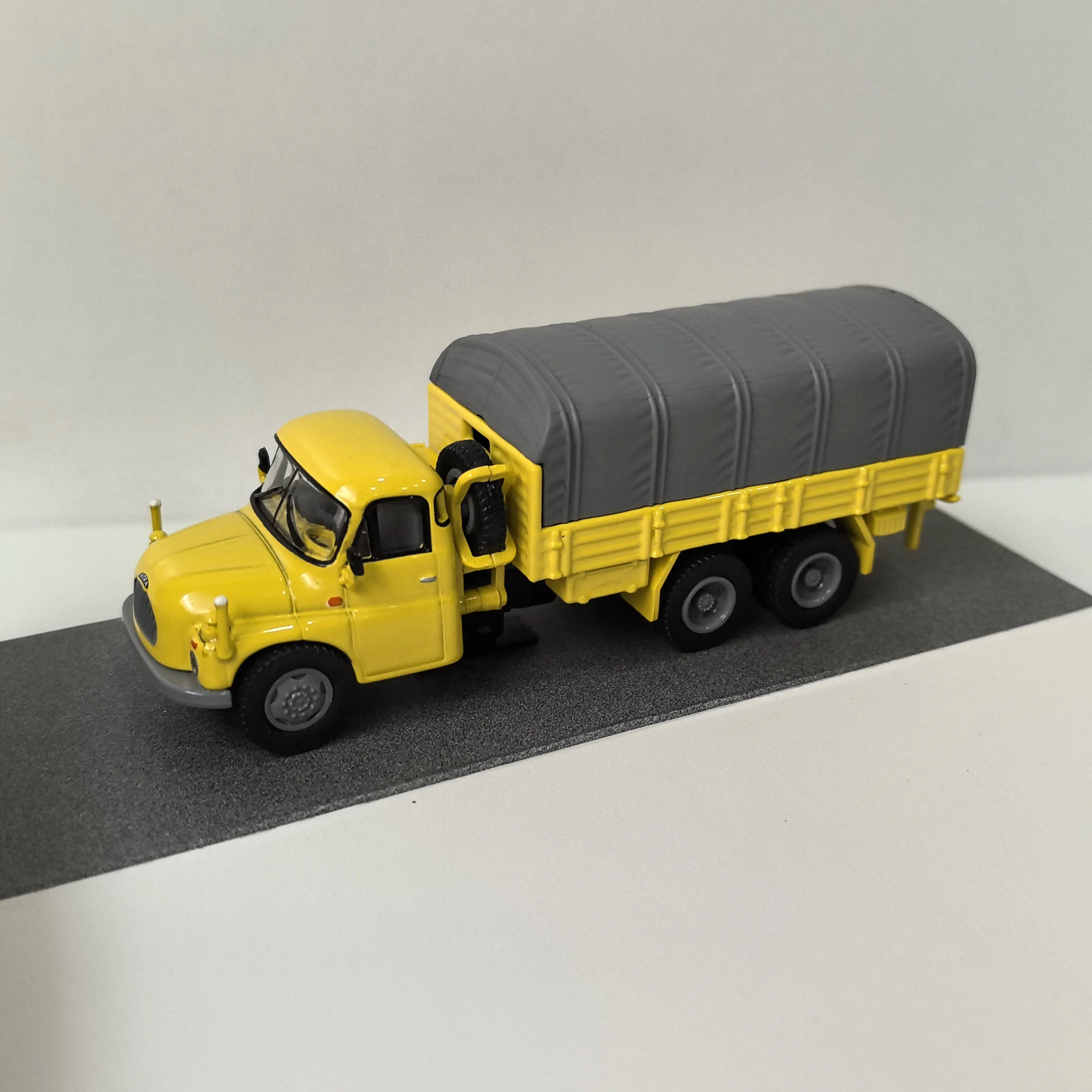 Фото Металлическая модель автомобиля Tatra T138 в масштабе 1:87 (серия Diecast SCHUCO) №1
