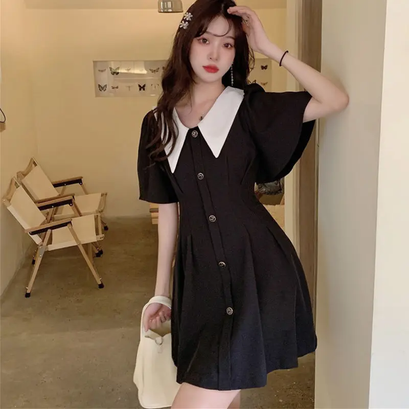 Женское платье с коротким рукавом и пуговицами