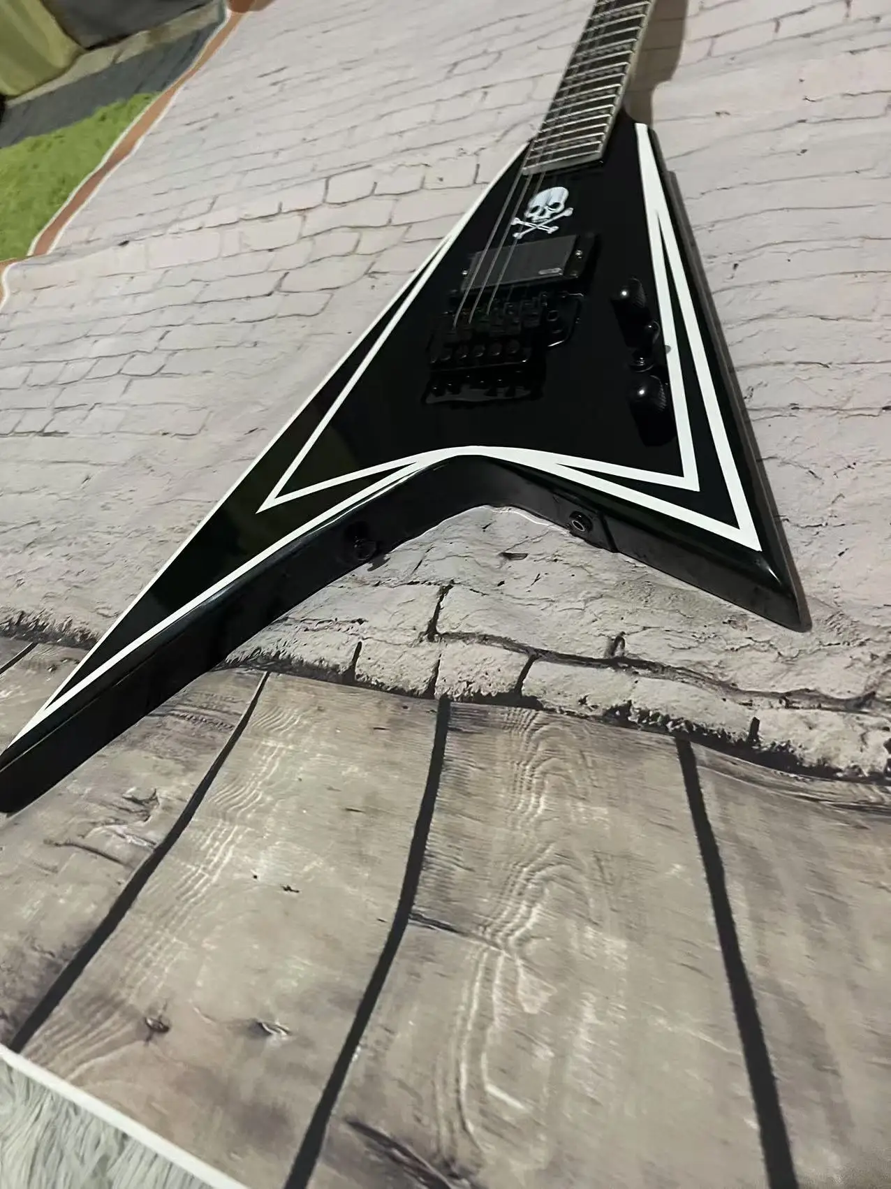 Электрогитара 6-канальная электрогитара в стиле Alien черный корпус с белыми