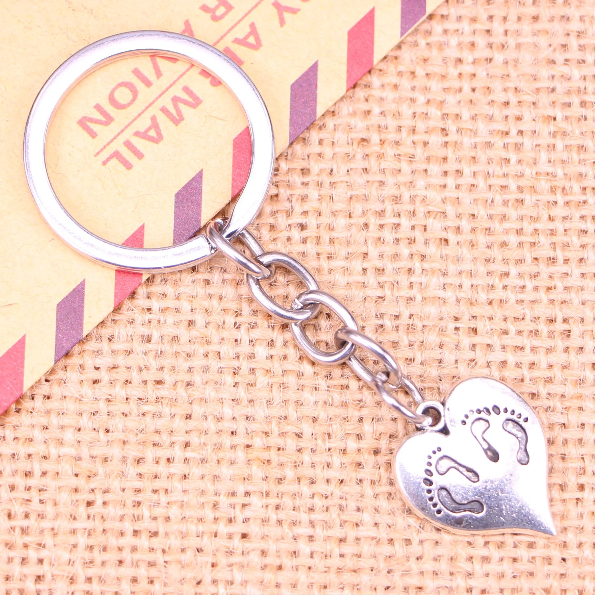 

20pcs New Fashion Keychain 21x17mm heart foot Pendants DIY Men Jewelry Car Key Chain Ring Holder Souvenir For Gift