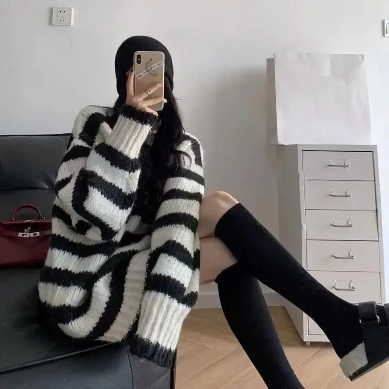 Корейский свитер средней и длинной толстой нити в контрастную полоску женский