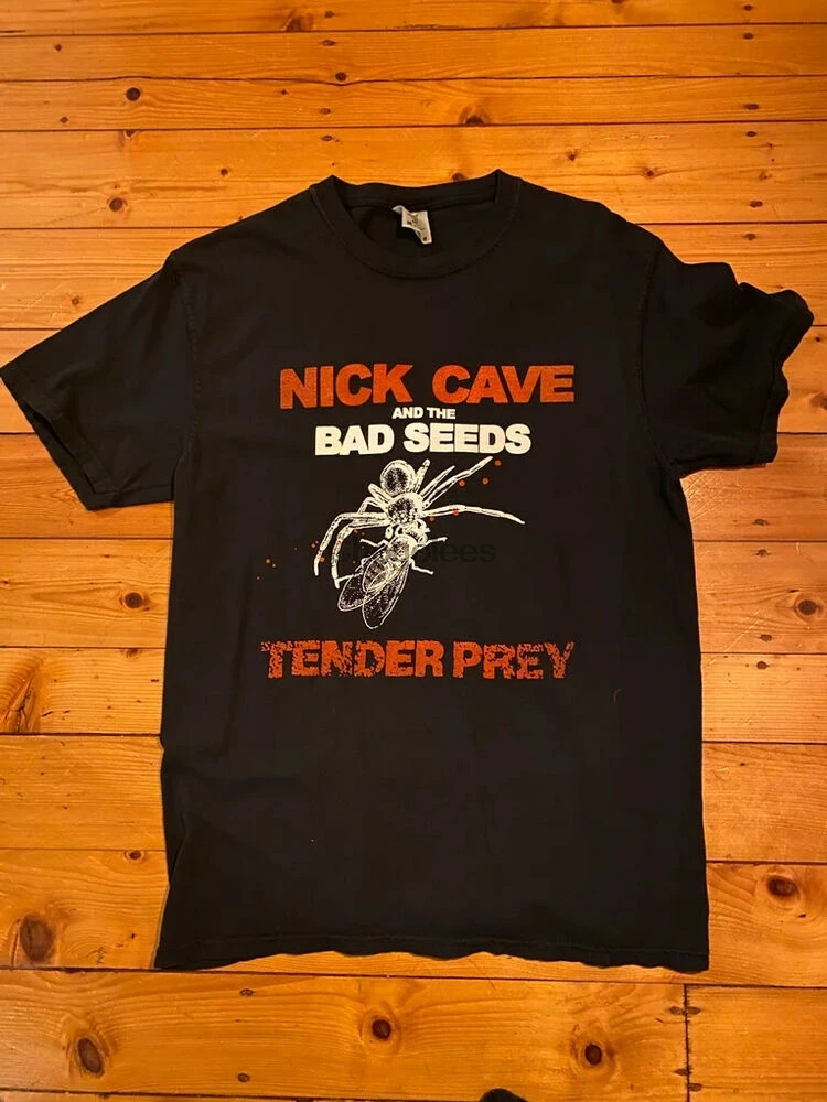 Футболка с принтом Ник пещера и плохие Семена-Нежная добыча для дня рождения |