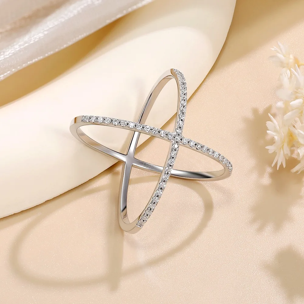 Женское кольцо из серебра 925 пробы с муассанитом