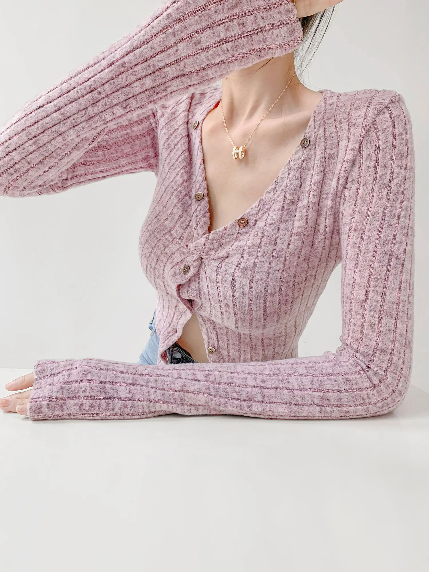 Женский трикотажный кардиган с V-образным вырезом длинным рукавом