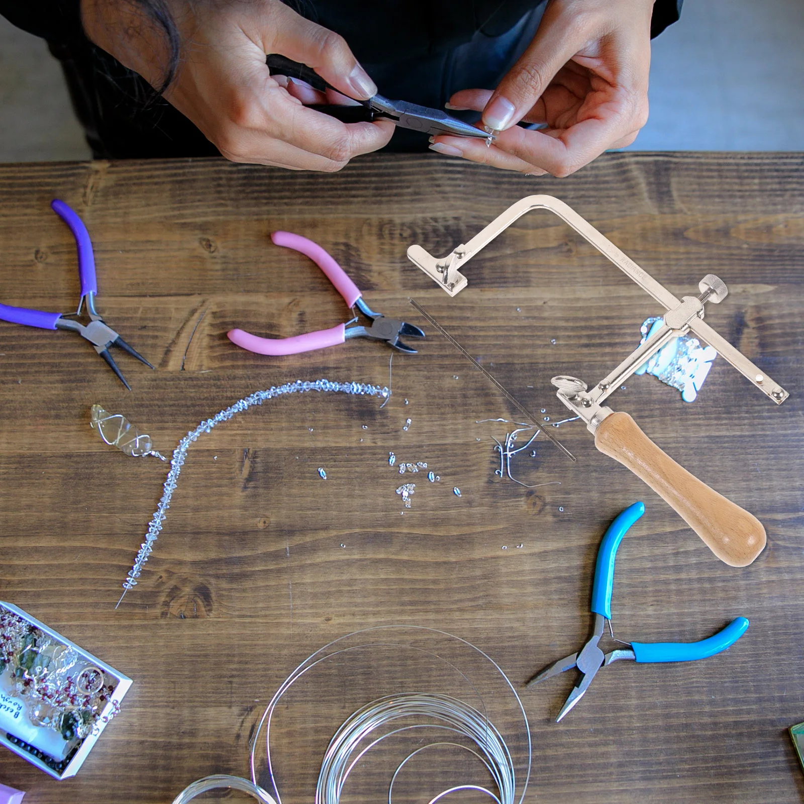 Металлическая ножовка с деревянной ручкой