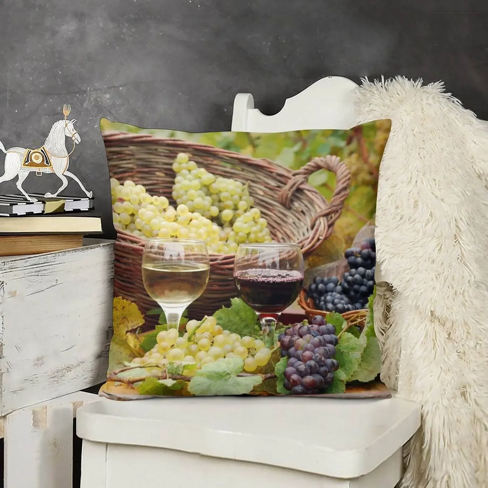Красное и белое вино с виноградом осенний сезон декоративная подушка