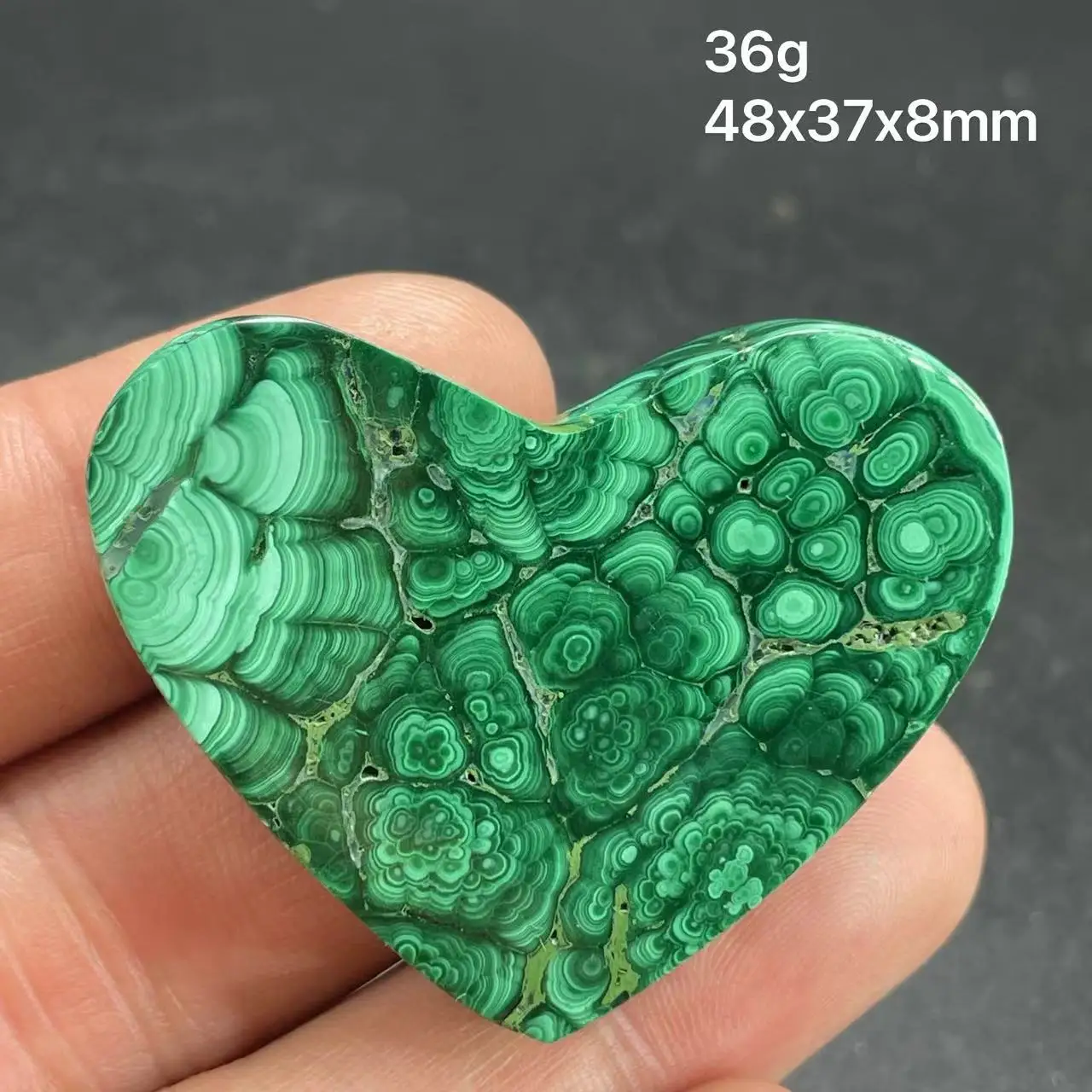Натуральный малахит красивое украшение в виде сердца. Аксессуары для дома.