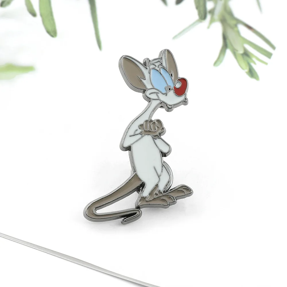 

Забавная Серая кошка с красным носом, аниме товары, эмалированная Шпилька, значки с лацканами, ювелирные изделия, подарок, забавный, милый, модный детский