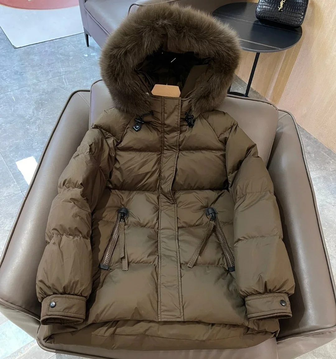 

Женский зимний пуховик, высококачественный пуховик средней длины с капюшоном и воротником из меха енота, 90 пуха белой утки, 2023