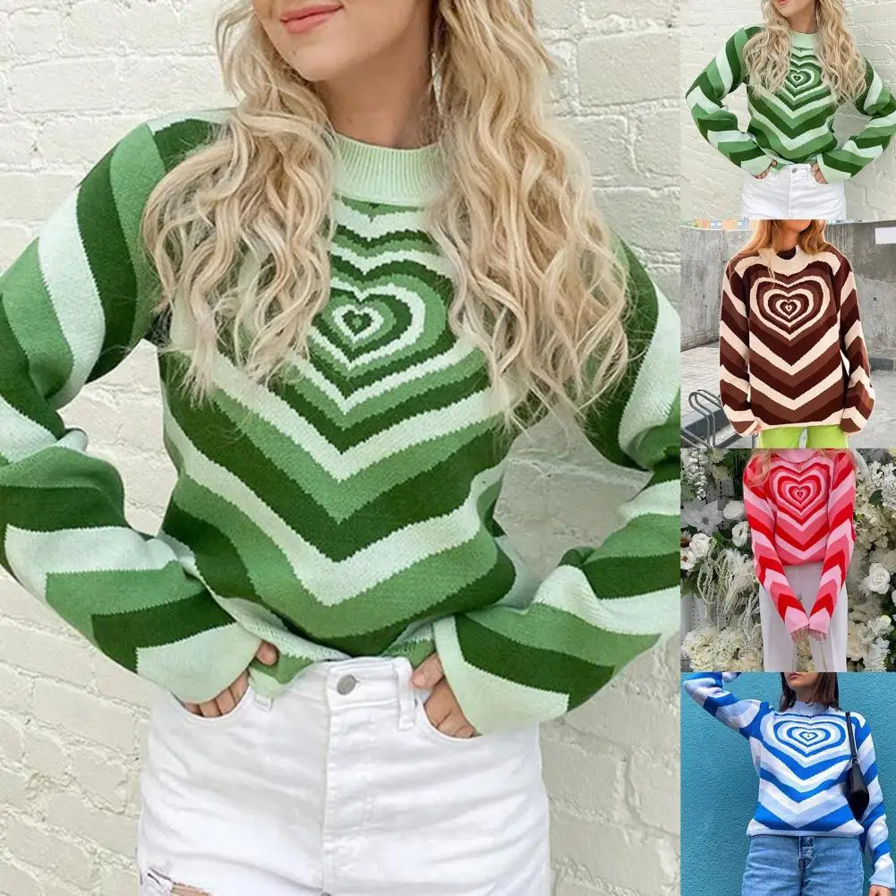 

Женский трикотажный свитер с длинным рукавом и принтом сердечек