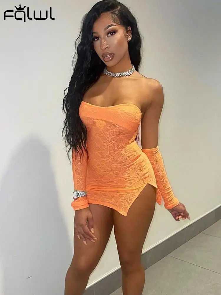 

Платье женское короткое оранжевое без бретелек с длинным рукавом