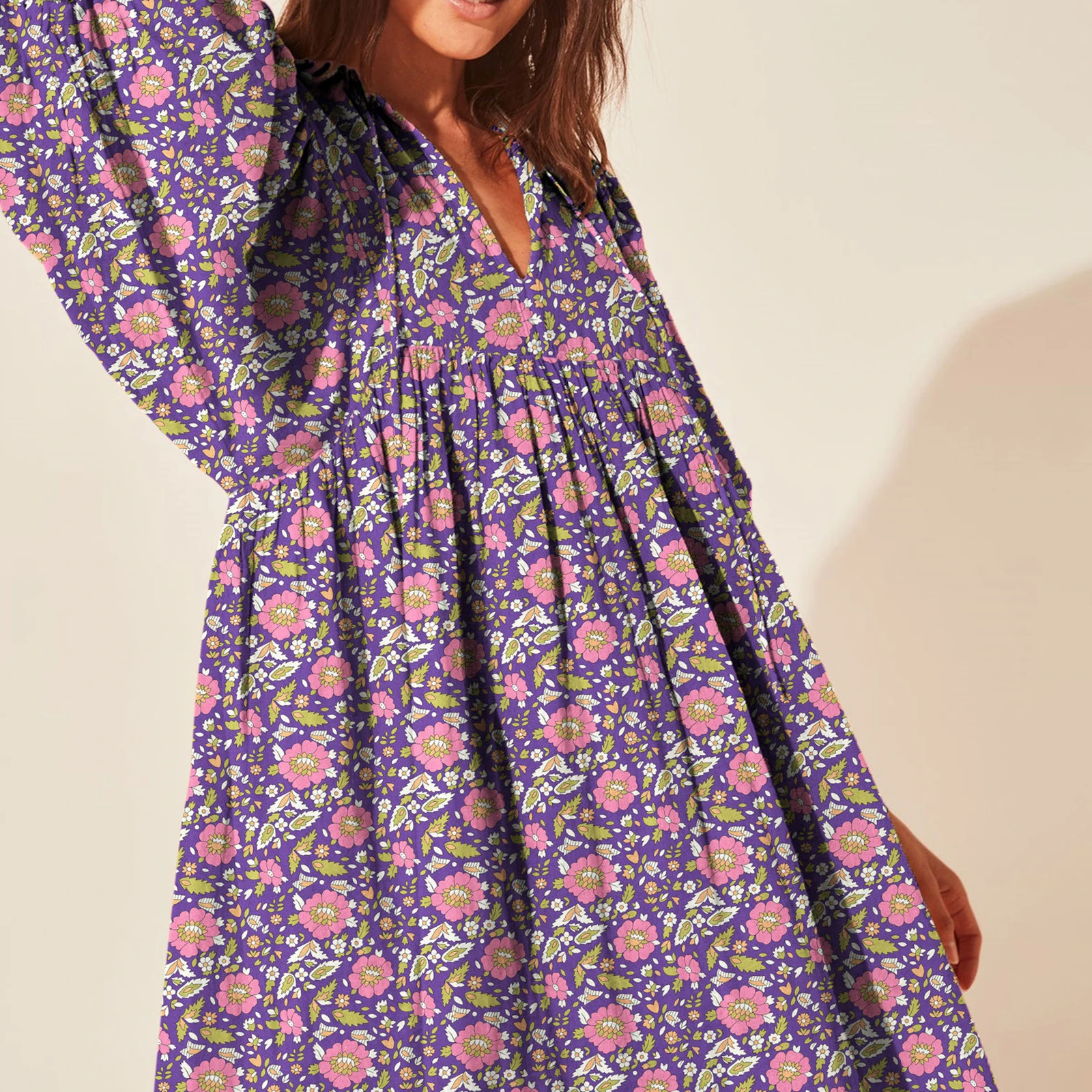 Женское мини-платье с цветочным принтом V-образным вырезом и рукавами-фонариками