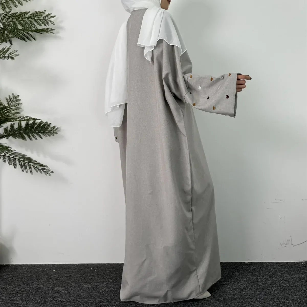 Женское платье макси с длинным рукавом и вышивкой в мусульманском стиле