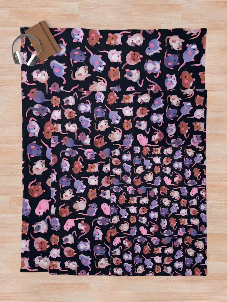 Необычные крысиные темные диваны-пледы