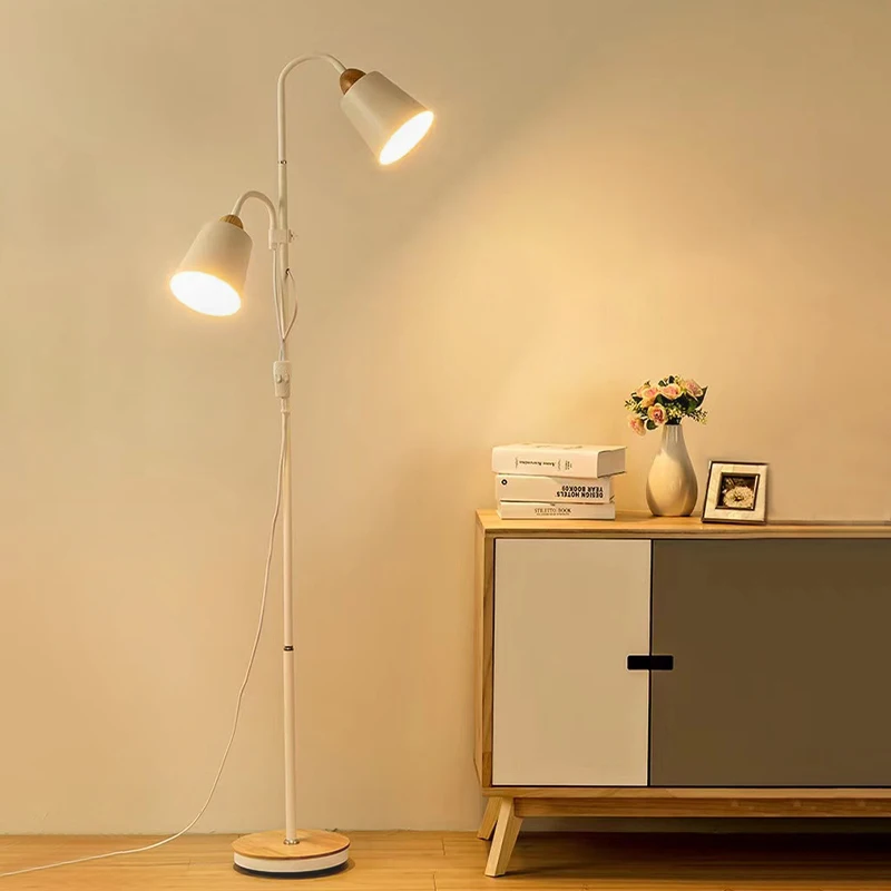 Цена Нордический деревянный торшер, простой E27 светодиодный кованый железный индивидуальный вертикальный Регулируемый Торшер для гостиной, спа...