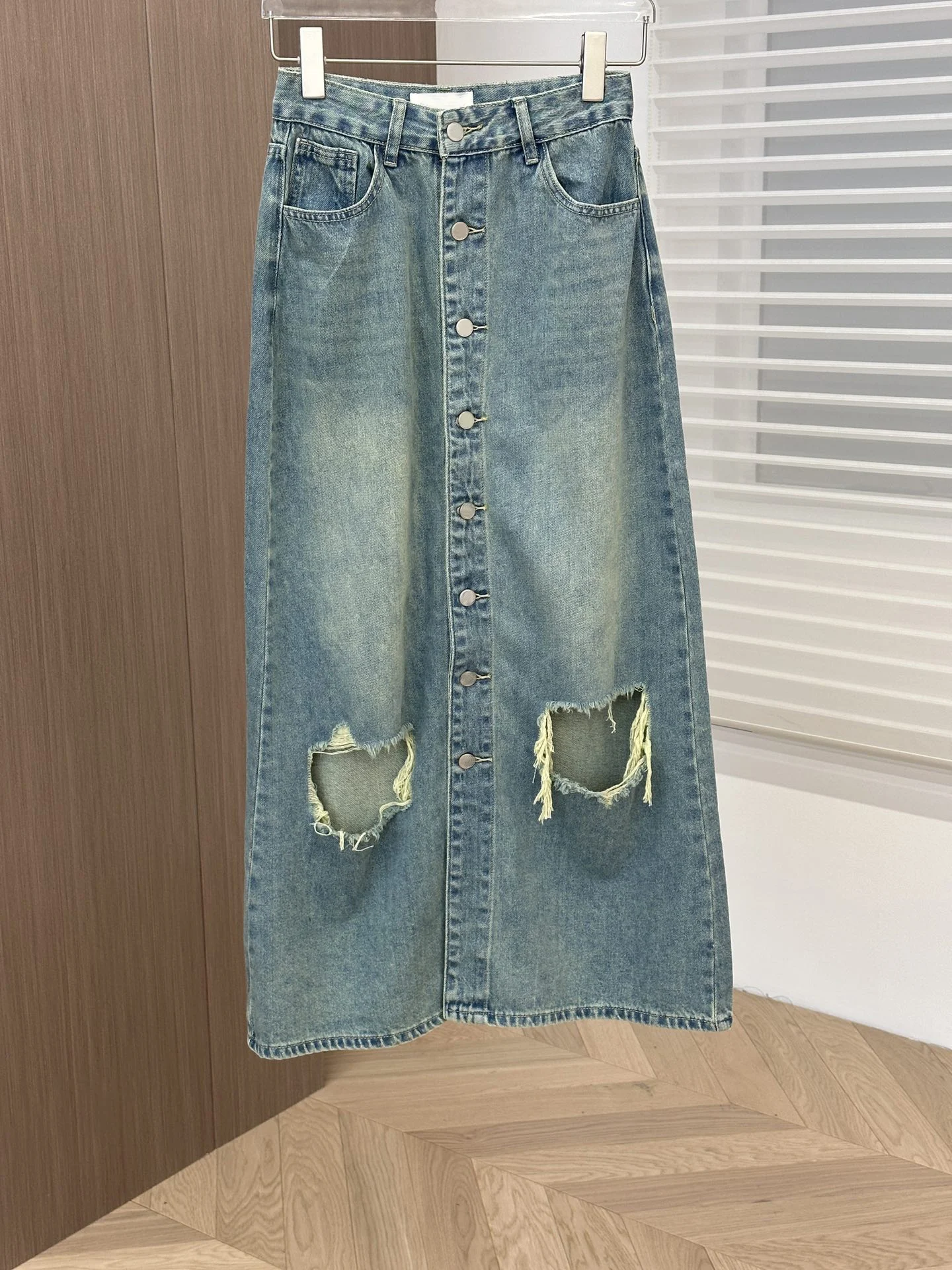 

2023 Высокая и тонкая винтажная рваная джинсовая юбка