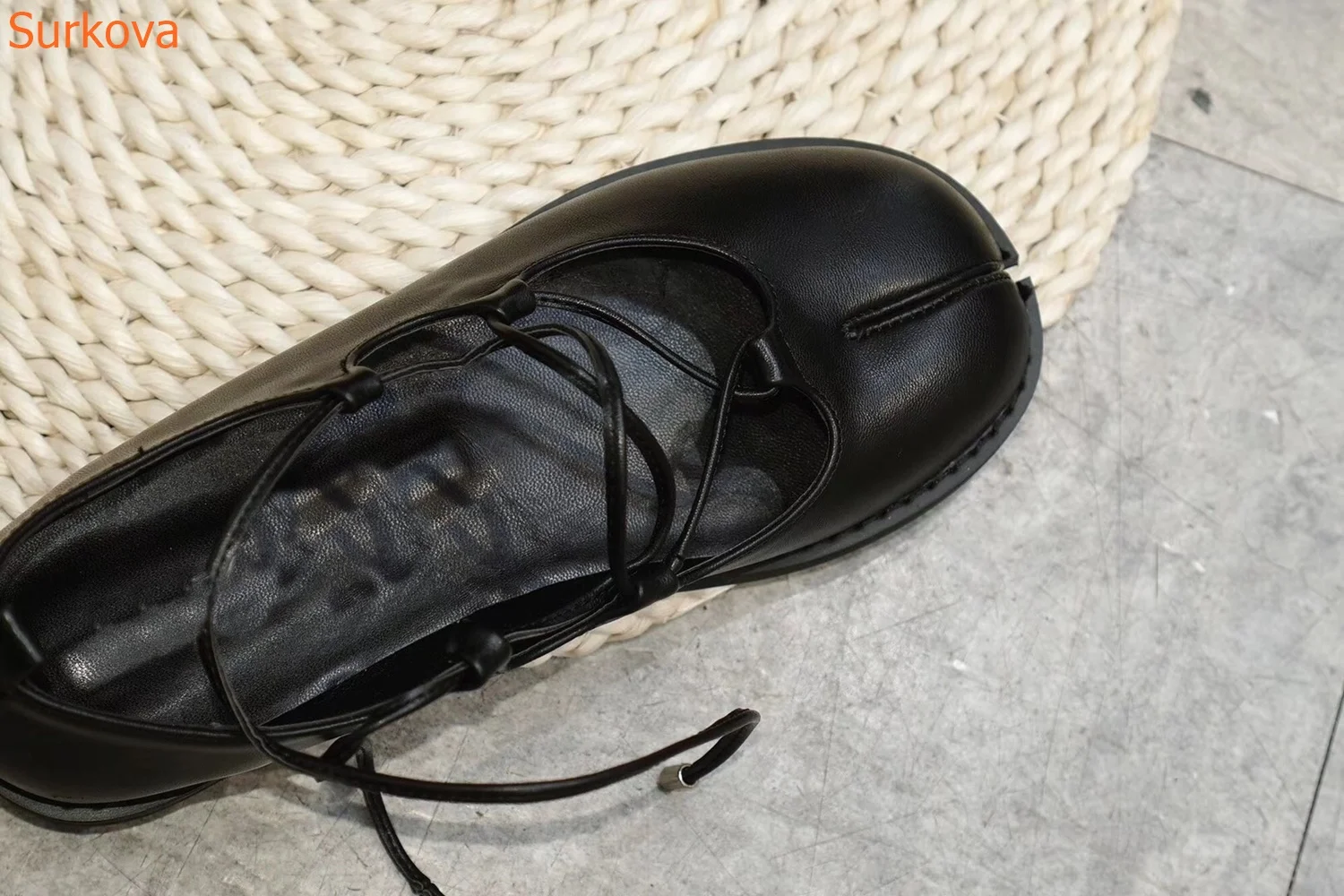 Туфли женские с круглым носком перекрестной шнуровкой плоская подошва