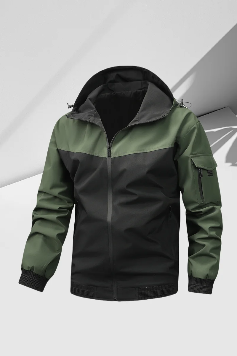 Мужская легкая куртка стандартного кроя с капюшоном и цветными блоками