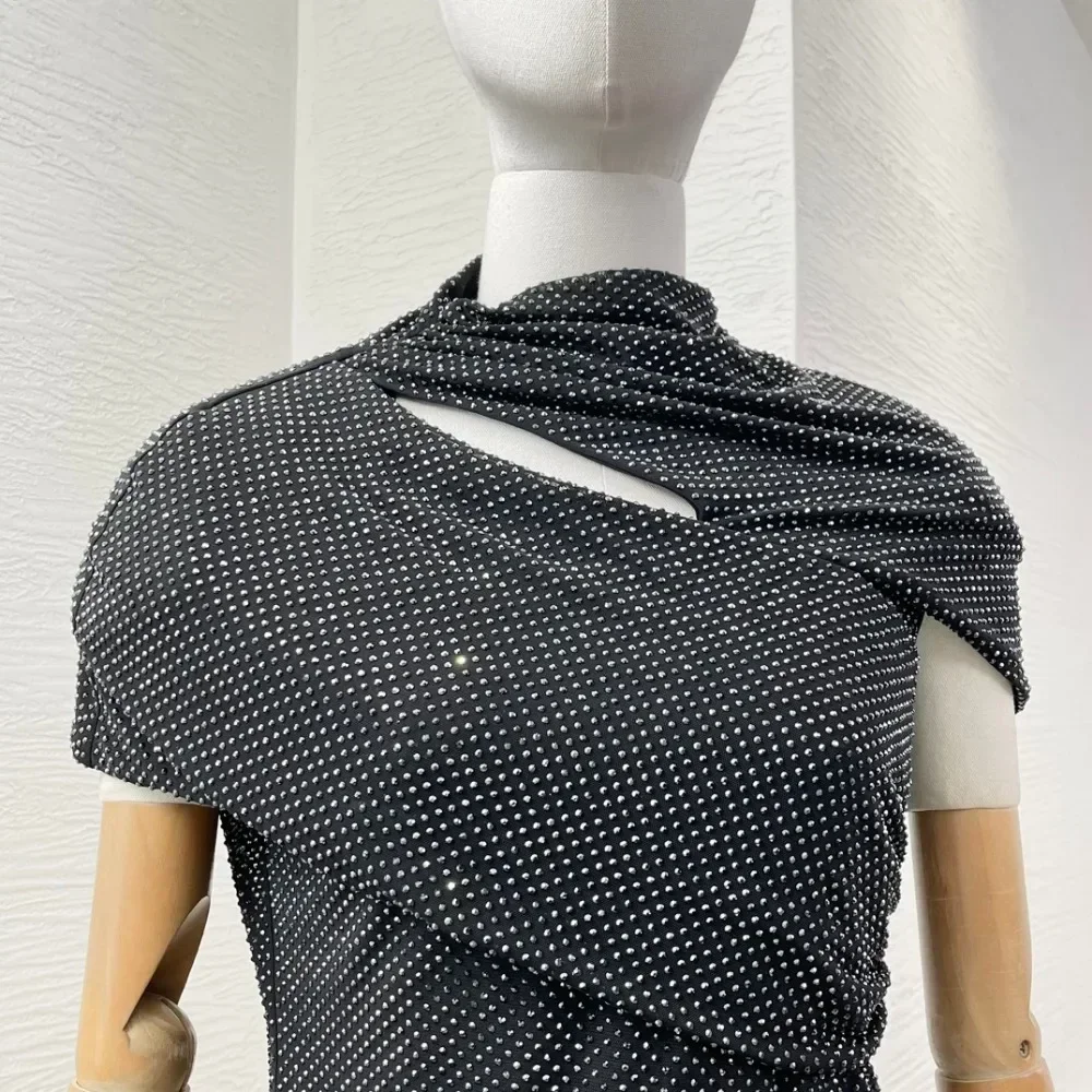 Женская прессованная блузка с короткими рукавами и вырезами черными