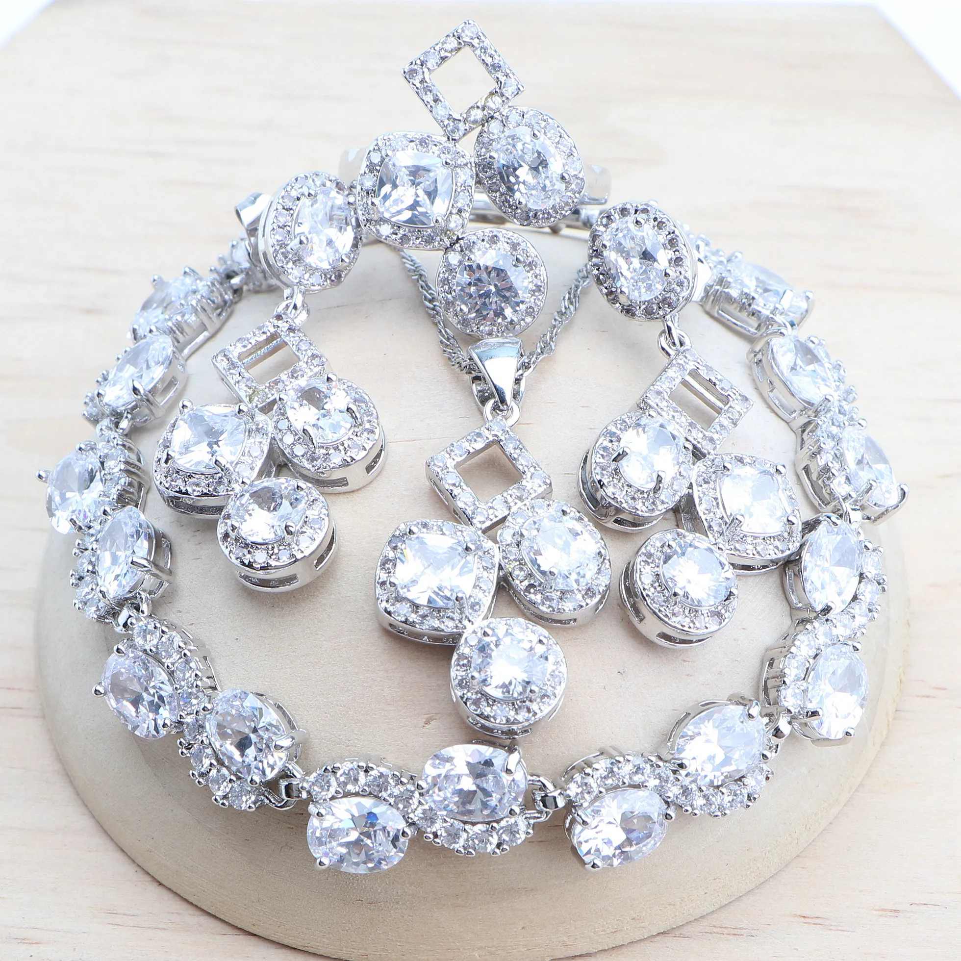 

Женский ювелирный комплект из колье, серёг, кольца и браслета