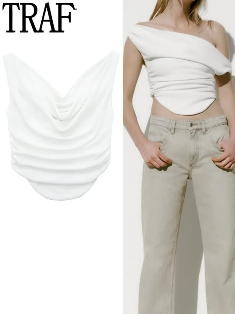 

Женский укороченный топ с рюшами, открытыми плечами и асимметричным подолом