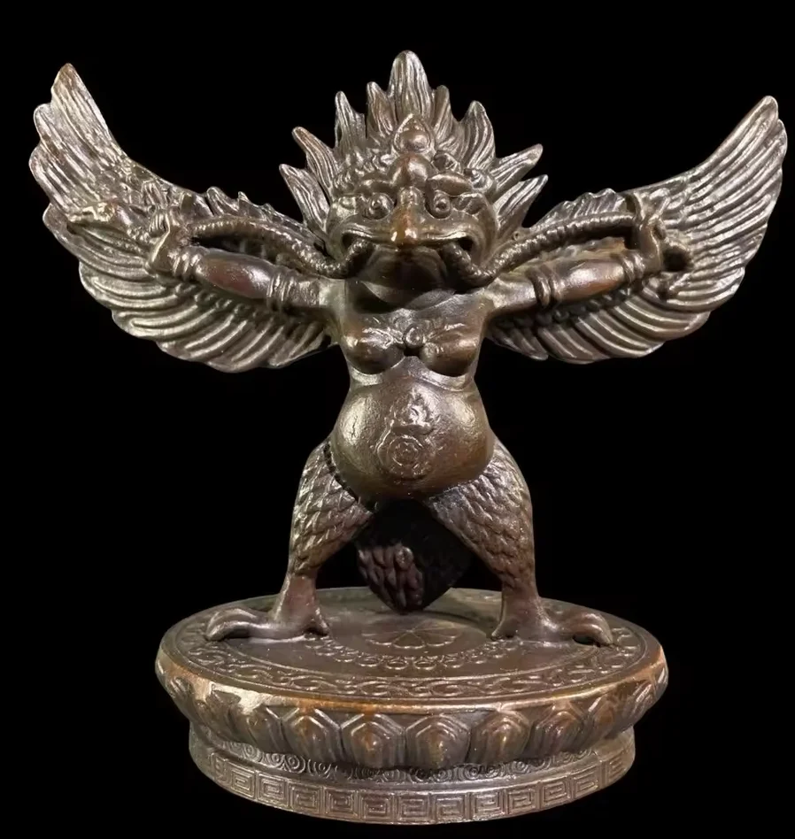 

Медная статуя птицы Дапенг