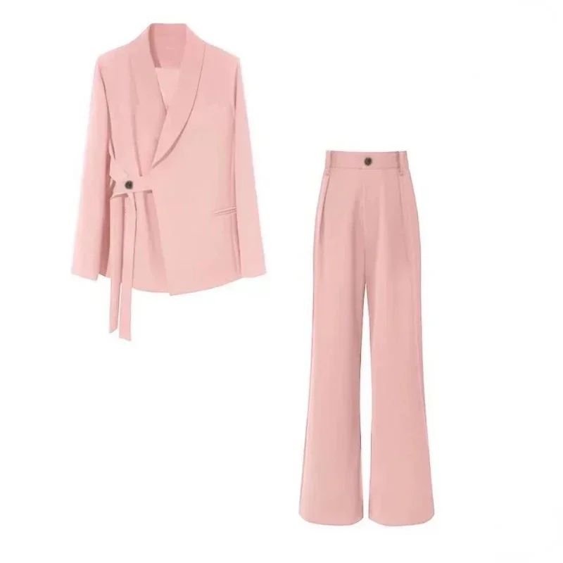 Рисунок 5 - Женский офисный костюм из блейзера и брюк