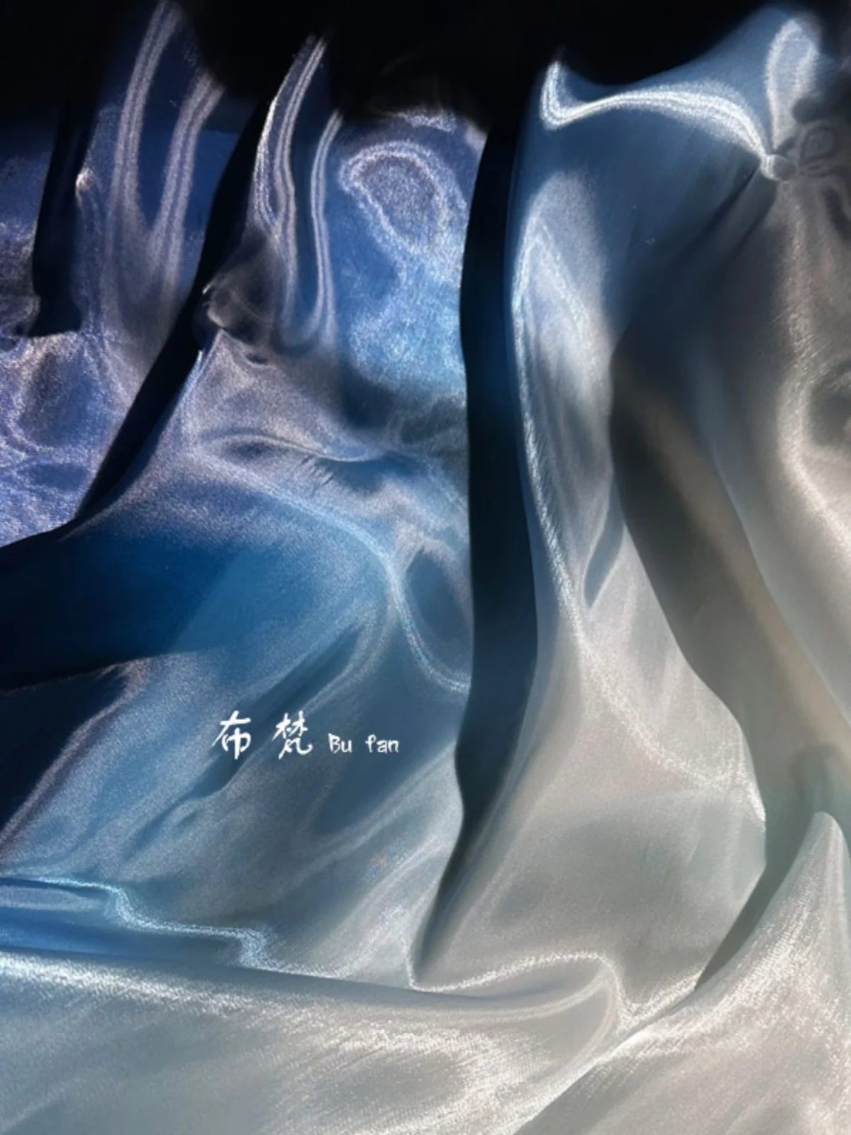 Блестящая блестящая дизайнерская ткань с голубым градиентом