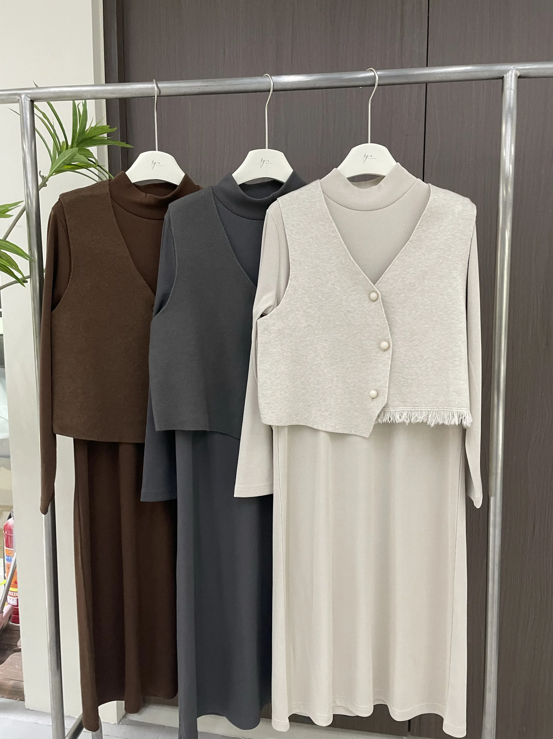 Осень-зима 2024 новый модный жилет с кисточками платье полувысоким воротником