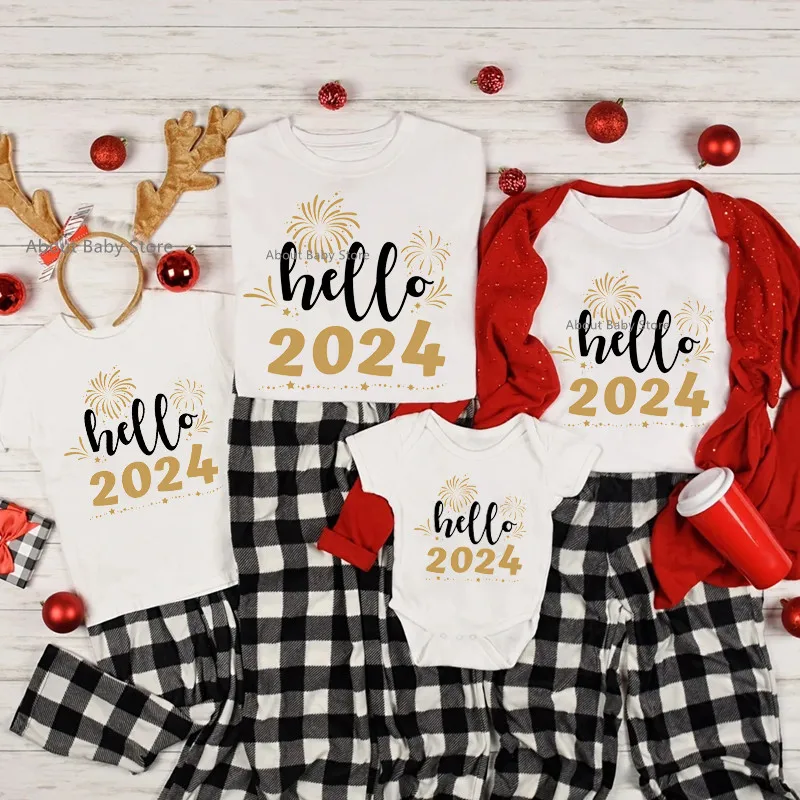 

Новинка 2024, одинаковые наряды для семьи Hello, хлопковая футболка для матери, отца и дочери, для сына, детский комбинезон, семейный образ, Новогодняя одежда