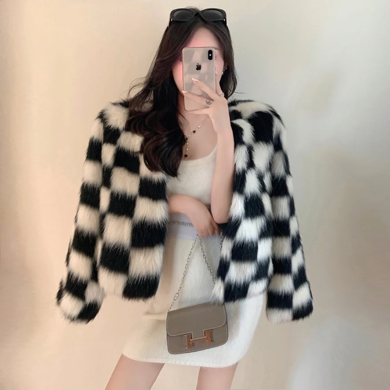 

Женское зимнее пальто из искусственного меха норки, новинка 2022, черно-белая клетчатая облегающая женская куртка из лисьего меха, Толстая те...